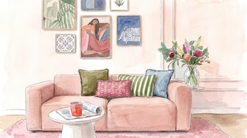 Una ilustración de acuarela muestra un sofá rosa con cojines, una mesa auxiliar con revista y vaso, un jarrón con flores y cuadros en la pared.