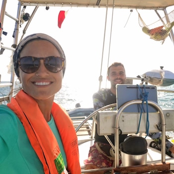 Son biólogos y viven en un velero desde hace 3 años: hicieron del oceáno su hogar y de la naturaleza su manera de contar el mundo