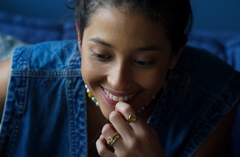 Valentina del dúo colombiano Vale sonríe durante una entrevista en la Ciudad de México el miércoles 26 de abril de 2023. Vale reveló las inspiraciones de su álbum debut “A contraluz", el cual incluye canciones compuestas durante su adolescencia y otras creadas en colaboración con otros artistas, incluyendo el legendario Elvis Costello. (Foto AP/Fernando Llano)