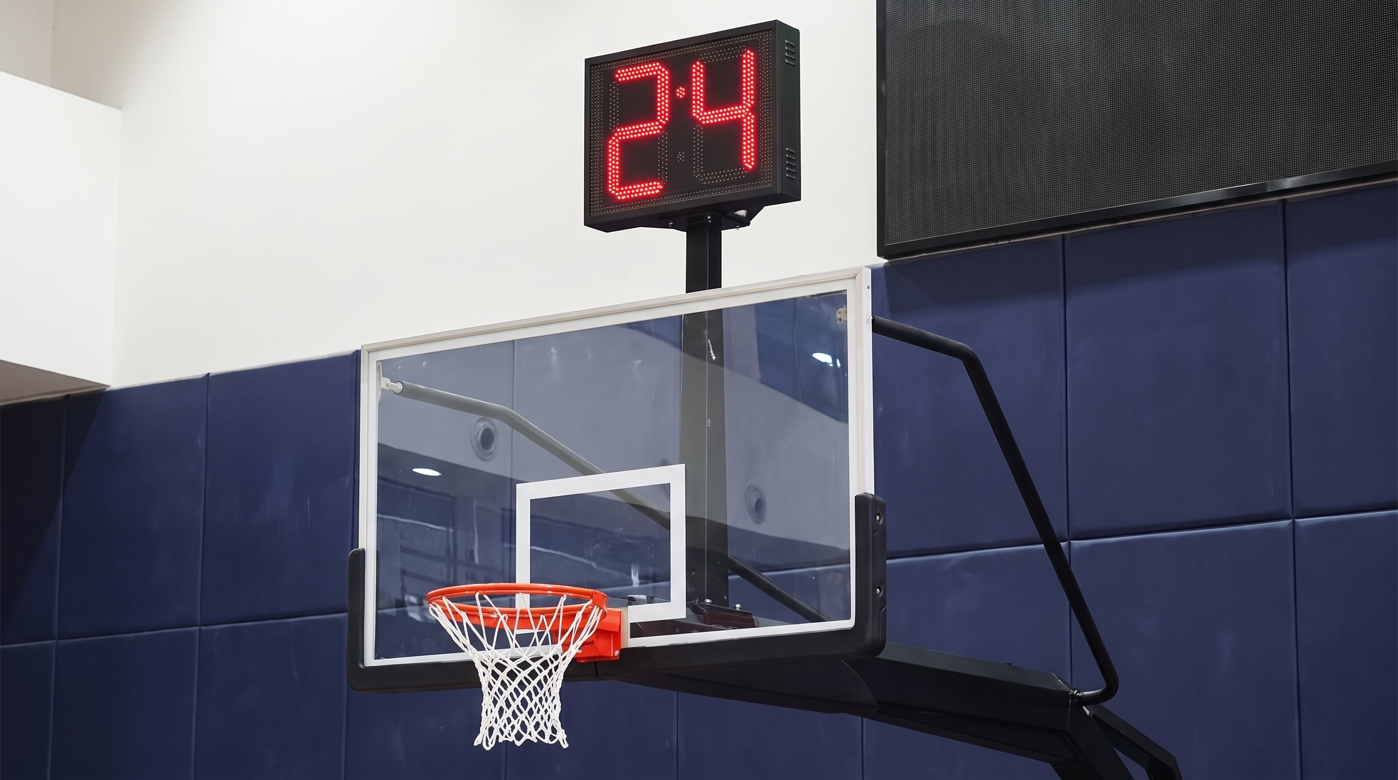 Una táctica, abucheos y una regla que lo cambió todo: el partido entre los Pistons y los Lakers que impuso el reloj de los 24 segundos