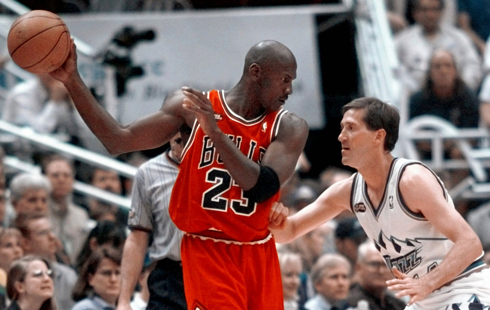 ARCHIVO - Michael Jordan de los Bulls de Chicago aleja el balón de Jeff Hornacek del Jazz de Utah en el segundo juego de las Finales de la NBA, el 5 de junio de 1998, en Salt Lake City. (AP Foto/Mark J. Terrill, file)