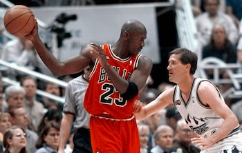 ARCHIVO - Michael Jordan de los Bulls de Chicago aleja el balón de Jeff Hornacek del Jazz de Utah en el segundo juego de las Finales de la NBA, el 5 de junio de 1998, en Salt Lake City. (AP Foto/Mark J. Terrill, file)