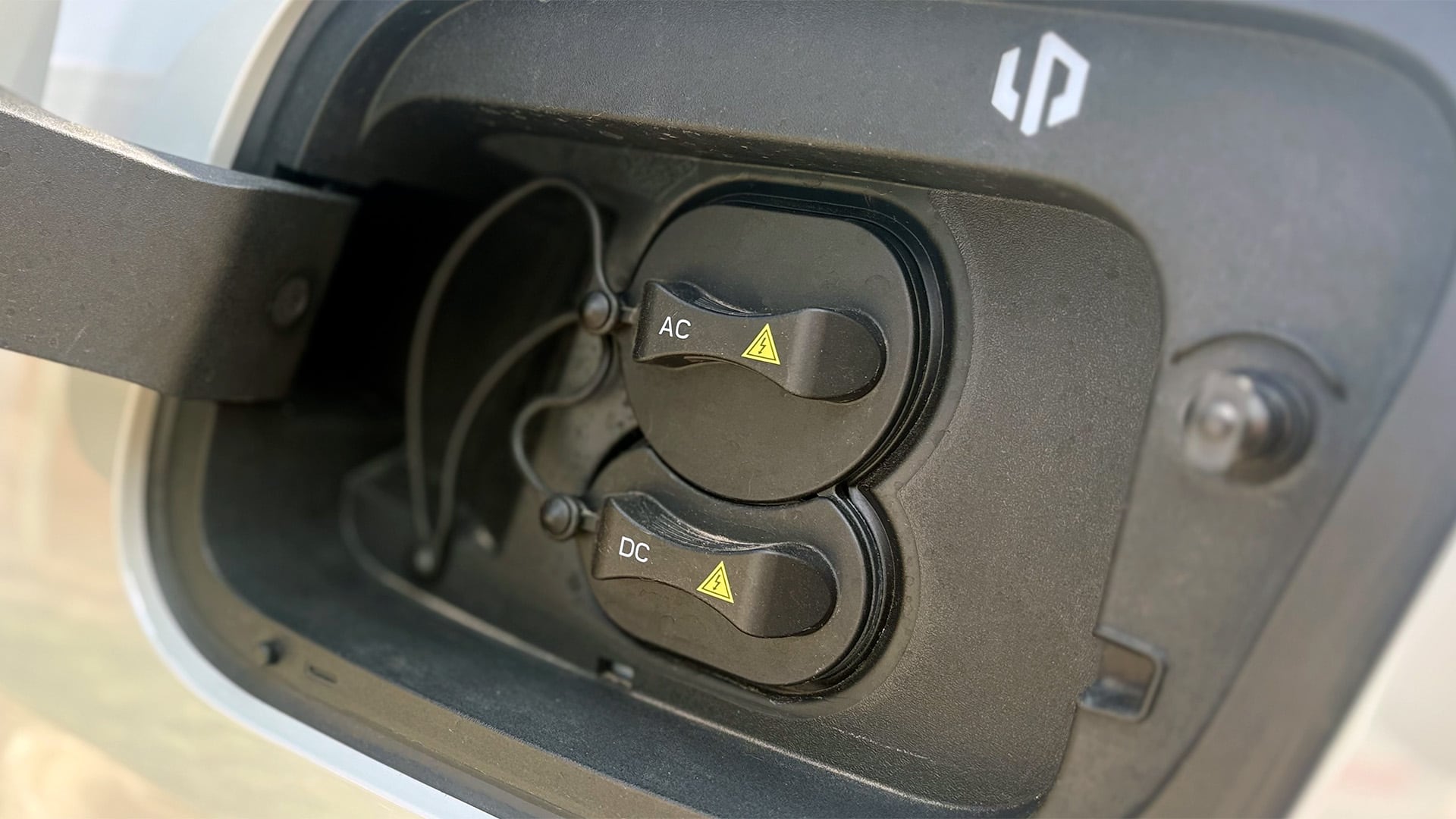 Los autos eléctricos e híbridos enchufables que se venden en Argentina tienen entrada para cargadores domésticos y públicos de alta velocidad.