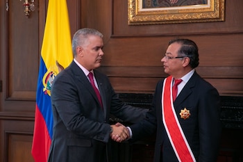 Iván Duque y la vez que condecoró a Gustavo Petro