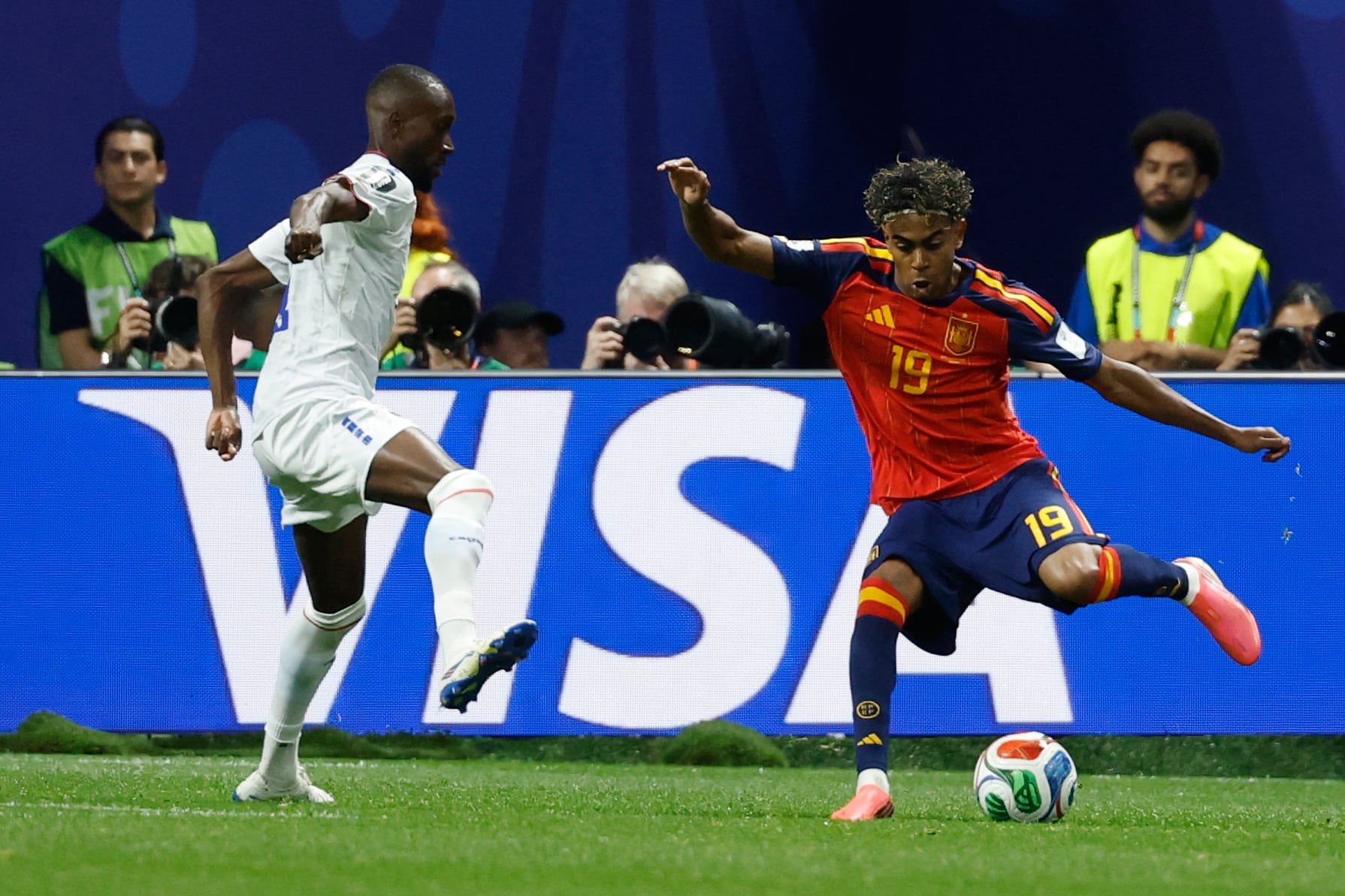 Willy Semedo de Cabo Verde marca al español Lamine Yamal durante el partido del Grupo H del Mundial, el lunes 15 de junio de 2026, en Atlanta. (AP Foto/Erik S. Lesser)