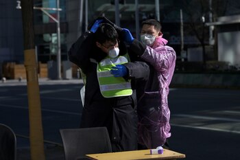 Un guardia de seguridad ayuda