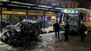 Un auto quedó destruido tras colisionar con un colectivo de línea en el barrio de Palermo