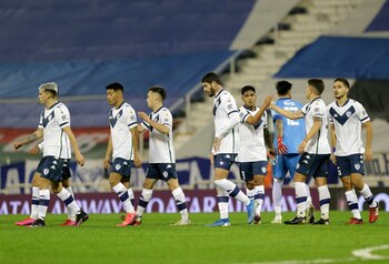 Los jugadores de Vélez sufrieron un insólito pedido de la barra (REUTERS/Daniel Jayo)