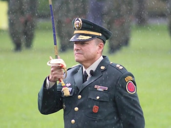 El general retirado afirmó que el ELN y el Clan del Golfo buscaron incidir en decisiones internas del Ejército y de la Dirección Nacional de Inteligencia - crédito Captura de Pantalla X/Caracol Radio