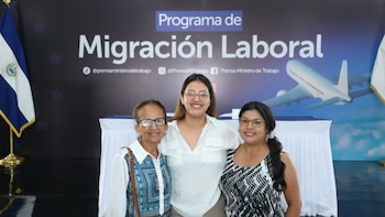 Gabriela González (28 años), cocinera salvadoreña, se despide de su familia antes de emprender su tercera temporada laboral en Canadá (Cortesía Ministerio de Trabajo).