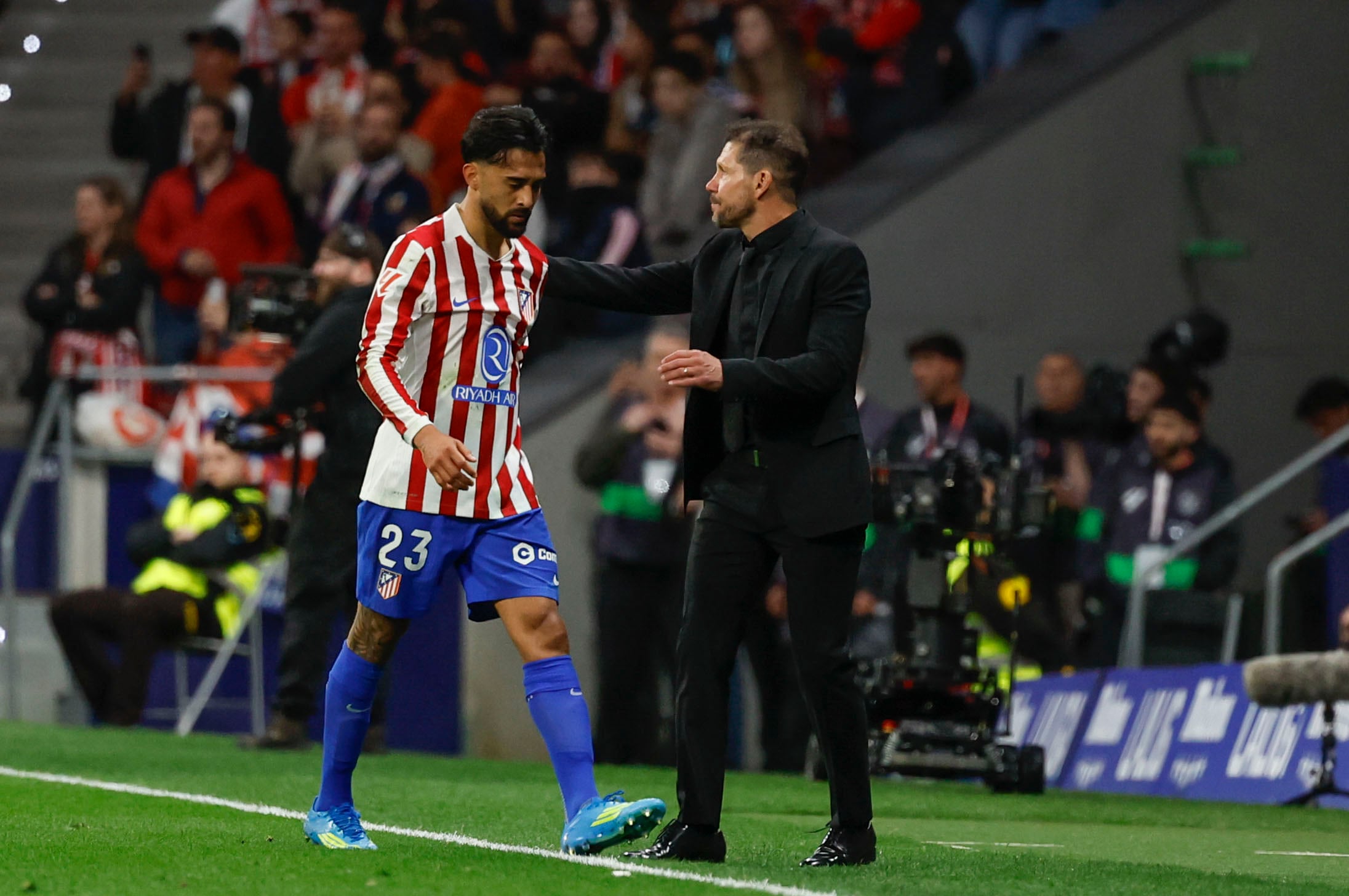 Nico González recibió una tarjeta roja durante la derrota ante el Barcelona (EFE/ Mariscal)
