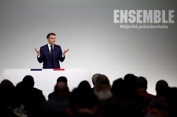 Macron gesticula mientras habla durante