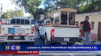 Tras ser recuperados en una playa de El Salvador, los cuerpos de Alexi Roberto Lemus y Fredy Arnulfo Valle Aguilar fueron trasladados al punto fronterizo de El Poy. (Cortesía: HCH)