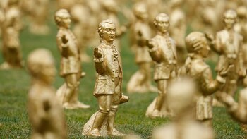 Una multitud de mini-Mozarts dorados conmemora los 270 años del nacimiento del compositor en Salzburgo. INTERIOR