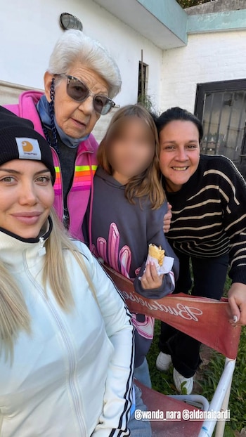 El padre de Mauro Icardi vendió locro y empanadas por el 25 de mayo: los precios y cuánto recaudó