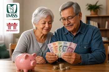 Un hombre y una mujer mayores sentados ante una mesa con billetes, monedas y una alcancía rosa, con los logotipos de IMSS e Infonavit arriba.