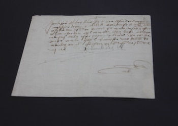 El hallazgo se registra en mayo de 2022, cuando autoridades mexicanas ubican que la firma británica Paul Fraser Collectibles ofrecía la pieza histórica y se integran peritajes y pruebas físicas para acreditar su procedencia