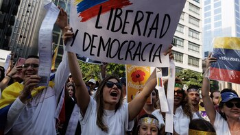 Venezolanos en más de 300