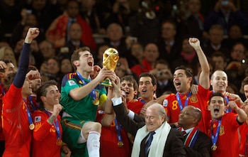 El capitán de la selección española de fútbol, Iker Casillas, recibe la copa del Mundial de Sudáfrica 2010 (EFE/Cézaro de Luca)