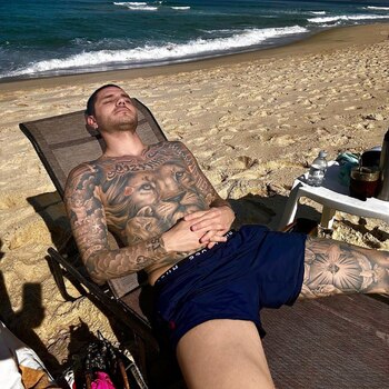 Mauro Icardi tomando sol en
