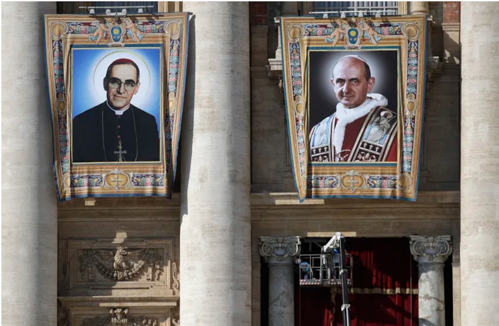La proclamación de Romero como santo se realizó en 2018 tras la aprobación de su milagro y se celebró junto a otros personajes emblemáticos en Roma, a la derecha el papa Pablo VI. (Cortesía: Associated Press)