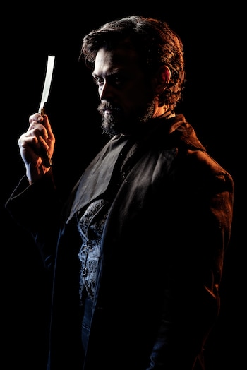 Emmanuel Degracia como Sweeney Todd, el cruel barbero de Fleet Street