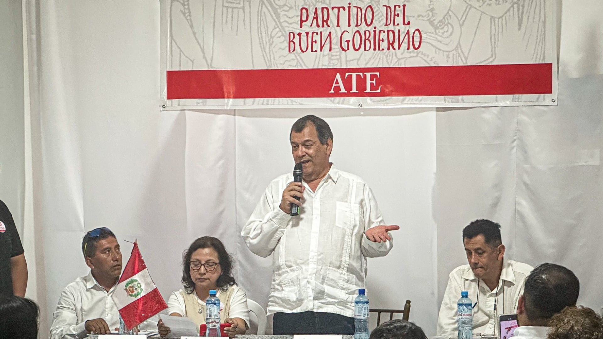 El exministro ha mantenido una trayectoria política intermitente, con postulación previa al Congreso y reciente fundación de su propio partido.