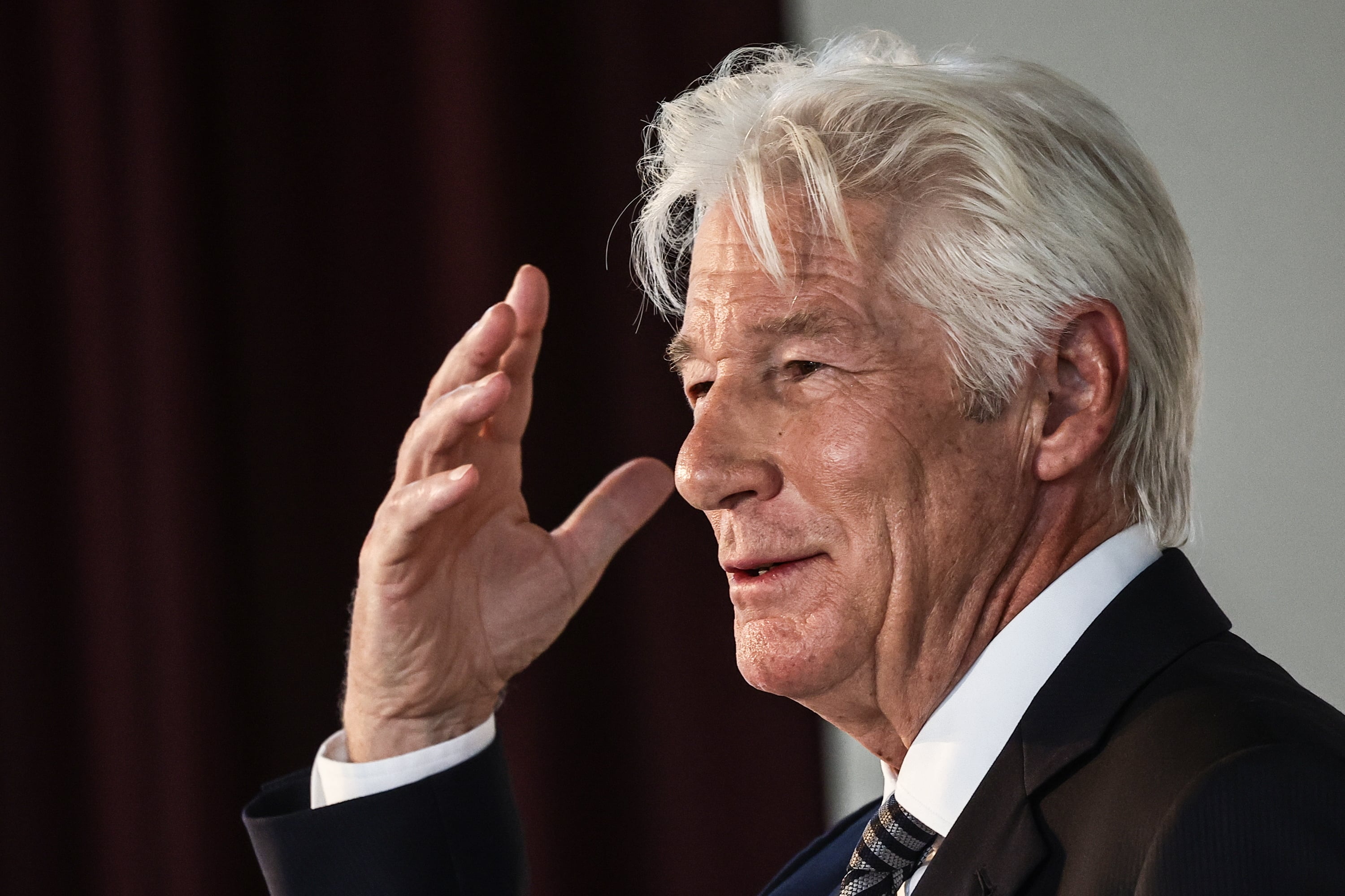 Richard Gere cumple 77 años y su presencia sigue marcando en la moda masculina (EFE/EPA/FILIP SINGER)