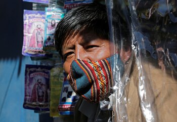 Un hombre usando tapabocas en