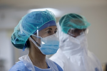 La ventaja de que los criterios para priorizar pacientes sean establecidos de antemano en cada país es que se fortalece la confianza de la población en la autoridad sanitaria, y se alivia la carga al personal de la salud REUTERS/Giorgos Moutafis