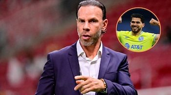El entrenador Fernando Gago en traje azul oscuro mira al frente; a su derecha, una foto circular de Julián Quiñones en camiseta amarilla celebra, con borde naranja.