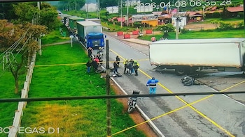 El incidente con el camión de alimentos dejó bloqueado el principal acceso vehicular de Sibaté, complicando el tránsito local - crédito Bomberos Fusagasugá