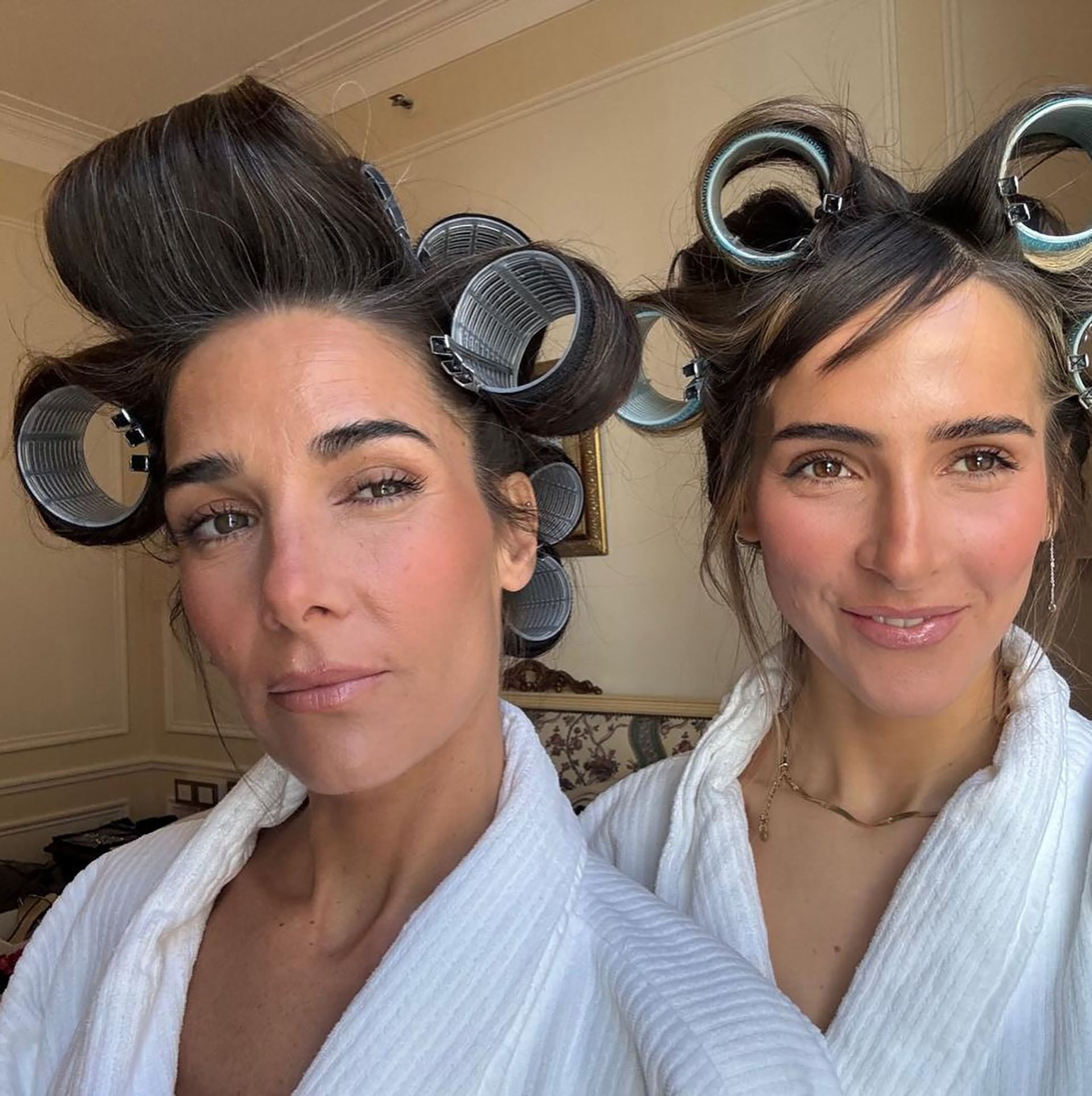 Juana Viale y su hija Ámbar de Benedictis se preparan juntas luciendo batas blancas y rulos en el cabello, compartiendo un íntimo momento de complicidad (Instagram)