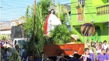 El Salvador: Cómo la tradición de la flor de coyol refuerza la fe durante Semana Santa