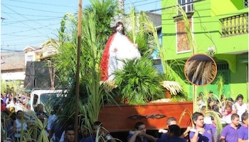 La flor de coyol es el símbolo central de los viacrucis de Ilobasco y un elemento clave en la identidad religiosa local durante la Cuaresma. (Cortesía: Legión de Soldados Romanos de Ilobasco Cabañas El Salvador)