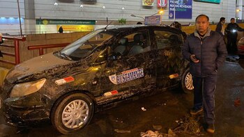 Auto quedó atrapado en Arequipa
Foto: