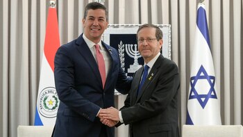 Santiago Peña junto a Isaac