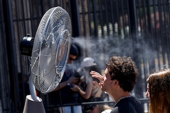 Los CDC advirtieron que usar ventiladores eléctricos durante una ola de calor de 32°C o más puede resultar peligroso para la salud (REUTERS/Remo Casilli)