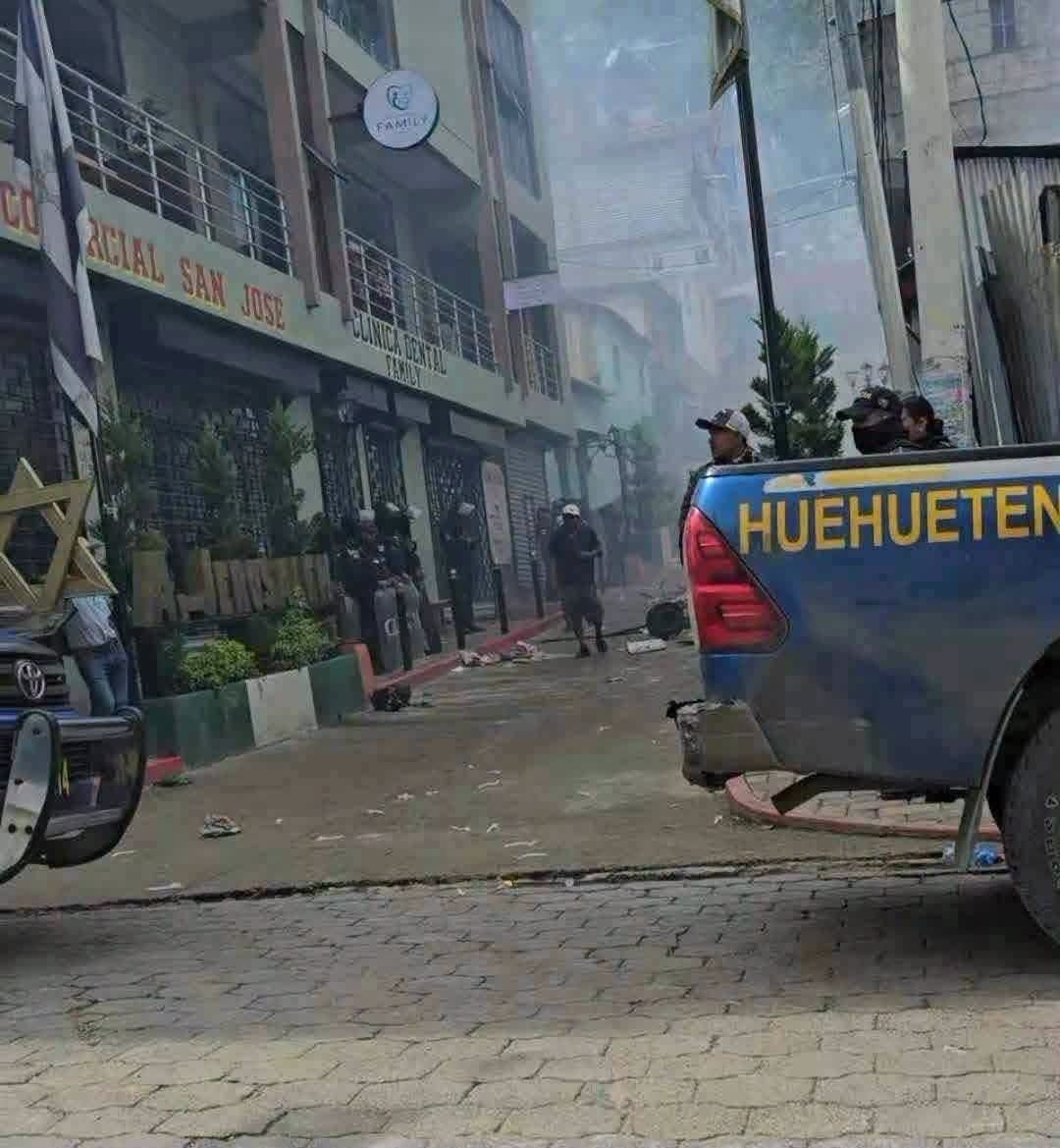 Habitantes de San Pedro Necta protestaron para exigir justicia e incendiaron una sede policial y una vivienda tras el asesinato. (Facebook)