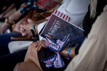 USCIS puede solicitar documentos adicionales, como certificados de matrimonio o registros de impuestos, tras la entrevista de ciudadanía (REUTERS/Marco Bello).