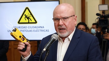 Carlos Bruce justifica uso de pistola eléctrica en su asesor y tiene tenso cruce con Federico Salazar: “Lo volvería a hacer”