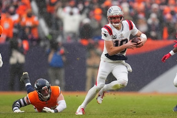 Drake Maye (10) quarterback de