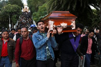 La gente lleva el ataúd con el cuerpo del sacerdote Marcelo Pérez, quien fue asesinado el domingo después de oficiar una misa, en San Cristóbal de las Casas, en el estado sureño de Chiapas, México, el 20 de octubre de 2024. REUTERS/Gabriela Sanabria IMÁGENES TPX DEL DÍA