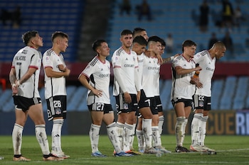 Jugadores de Colo Colo esperan los cobros de penaltis hoy, durante un partido amistoso entre Colo Colo y Rosario Central de la serie del Río de la Plata, en el estadio Centenario, en Montevideo (Uruguay). EFE/Gaston Britos