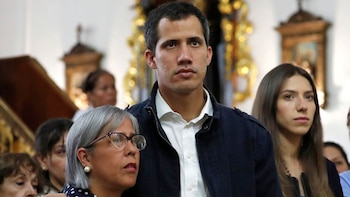 Juan Guaidó, flanqueado por su