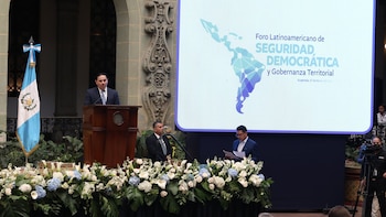 Un orador pronuncia un discurso