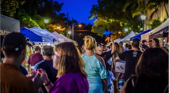 Personas disfrutando de los Viernes Culturales en Little Havana.