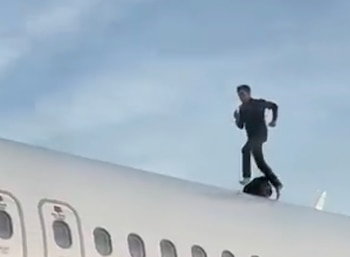 El hombre subido al techo