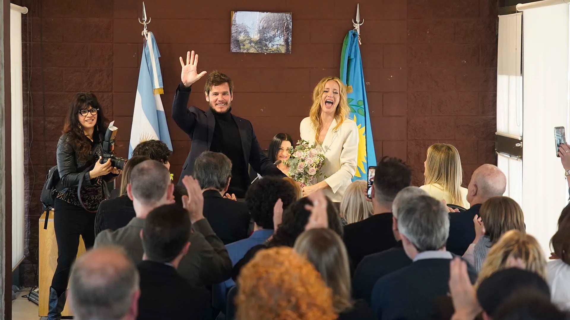 Julieta Prandi y Emanuel Ortega celebran su matrimonio civil frente a sus invitados durante la ceremonia.