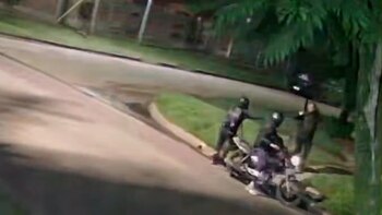 Brutal ataque de motochorros en Almirante Brown: esperaba el colectivo para ir a trabajar, se resistió a un robo y lo mataron